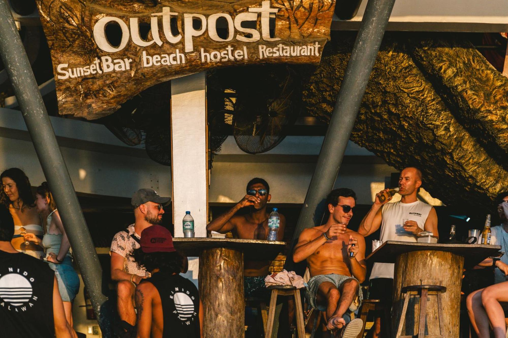 אל נידו Outpost Beach Hostel מראה חיצוני תמונה